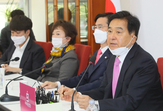 심재철 미래통합당 대표 권한대행 및 원내대표가 22일 국회에서 열린 비공개 최고위원회의에서 '당 지도체제' 전수조사 결과 '김종인 비대위 체제'로 결론났다고 밝히고 있다. 연합뉴스